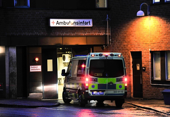 -Une ambulance arrive à l'entrée des urgences de l'hôpital Karolinska de Stockholm le 30 mars 2012. Photo de Jonas Ekstromer / Scanpix Sweden / AFP via Getty Images.
