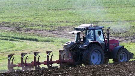 Pas-de-Calais : un agriculteur de 44 ans happé par la prise de force de son tracteur décède à Colembert