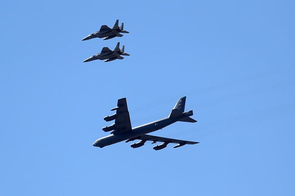 -Illustration-Deux bombardiers B-52 et deux avions de combat F-15 le 1er mai 2020 à La Nouvelle-Orléans, Louisiane.  Photo par Chris Graythen / Getty Images.