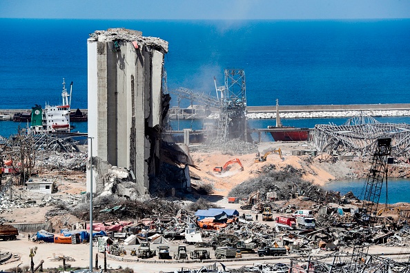 -Des travailleurs enlèvent la terre sur le site de l'explosion à côté des silos du port de Beyrouth le 16 août 2020, à la suite de l'explosion massive. Photo par Anwar Amro/ AFP via Getty Images.