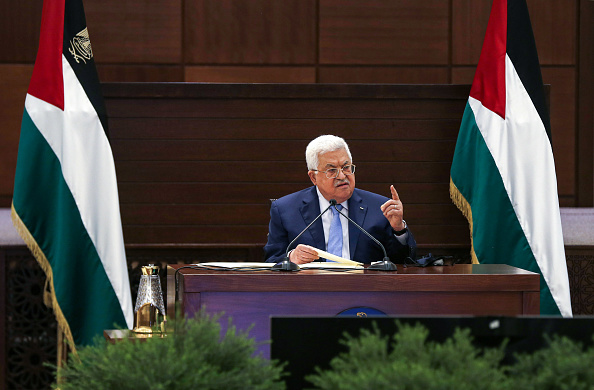 -Le président palestinien Mahmud Abbas s'exprime à Ramallah, en Cisjordanie, le 3 septembre 2020, à une paix au Moyen-Orient plan annoncé par Washington cette année. Photo par Alaa Baderneh / POOL / AFP via Getty Images.