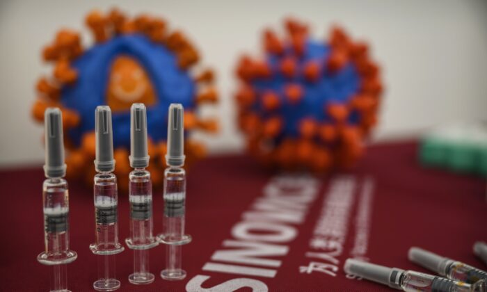Les seringues du vaccin potentiel contre le virus du PCC sont exposées sur une table chez Sinovac Biotech lors d'une conférence de presse à Pékin, en Chine, le 24 septembre 2020. (Kevin Frayer/Getty Images)