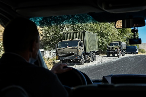 -Des camions militaires sont vus sur le bord d'une route près du village de Zangakatun en Arménie le 30 septembre 2020. Photo de - / AFP via Getty Images.
