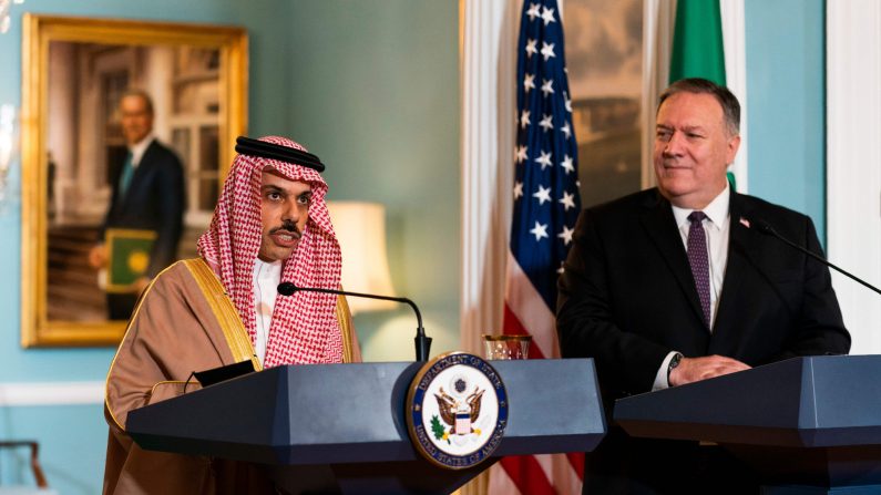 Le secrétaire d'État Mike Pompeo et le ministre saoudien des Affaires étrangères, le prince Faisal bin Farhan Al Saud, lors de leur rencontre au ministère des Affaires étrangères, le 14 octobre 2020, à Washington, DC (Photo par Manuel Balce Ceneta / POOL / AFP via Getty Images)