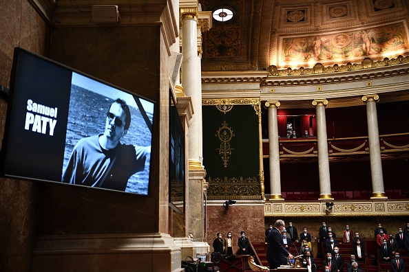 Les députés français observent une minute de silence en hommage au professeur d'histoire Samuel Paty, avant une séance de questions au gouvernement à l'Assemblée nationale à Paris le 20 octobre 2020. ( CHRISTOPHE ARCHAMBAULT/AFP via Getty Images)