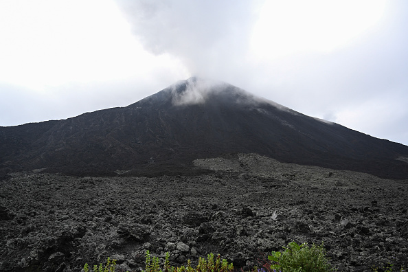 Le volcan Pacaya est vu de Cerro Chino dans la municipalité de San Vicente Pacaya, à environ 55 km au sud de la ville de Guatemala, le 27 octobre 2020.  (Photo : JOHAN ORDONEZ/AFP via Getty Images)