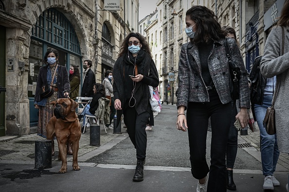 Des piétons portant le masque dans une rue de Bordeaux (PHILIPPE LOPEZ/AFP via Getty Images)