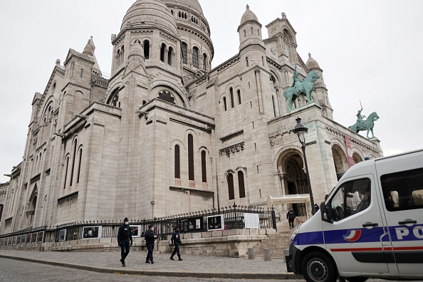 Les policiers français sécurisent la basilique du Sacré-Cœur au sommet de la colline de Montmartre à Paris le 30 octobre 2020.  (THOMAS COEX/AFP via Getty Images)