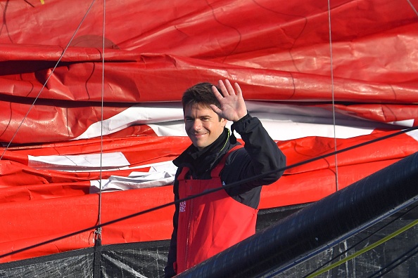 -Le skipper français Sébastien Simon fait signe à sa famille avant de prendre le départ de la course de voile autour du monde en solitaire, le 8 novembre 2020. Photo par Loïc Venance / AFP via Getty Images.