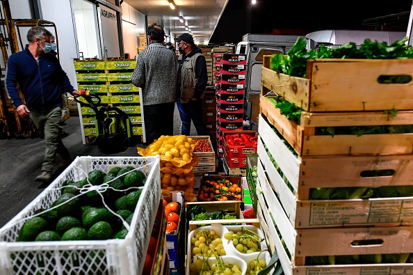 -Illustration-Des grossistes de fruits et légumes préparent leurs produits, mais ils ne pourront pas livrer la Grande Bretagne le 13 novembre 2020. Photo par Georges Gobet / AFP via Getty Images.