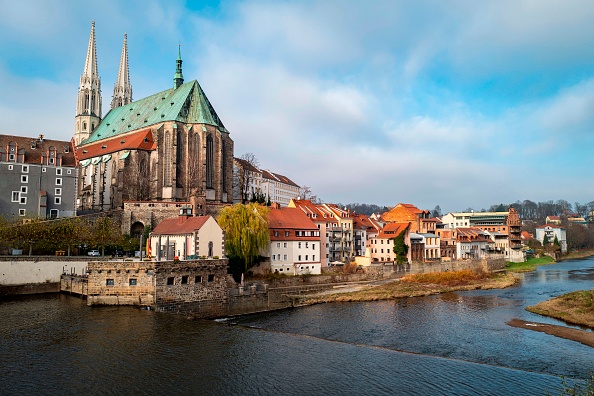 -Vue de l'église des Saints Pierre et Paul sur les rives de la rivière Neisse dans le centre historique de Görlitz, le 26 novembre 2020. Photo de John MacDougall / AFP via Getty Images.