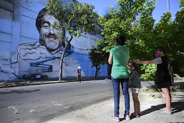 -L’artiste de rue l’argentin Alfredo Segatori peint une peinture murale de la légende du football argentin Diego Maradona à Buenos Aires, le 1er décembre 2020. Photo de Juan Mabromata / AFP via Getty Images.