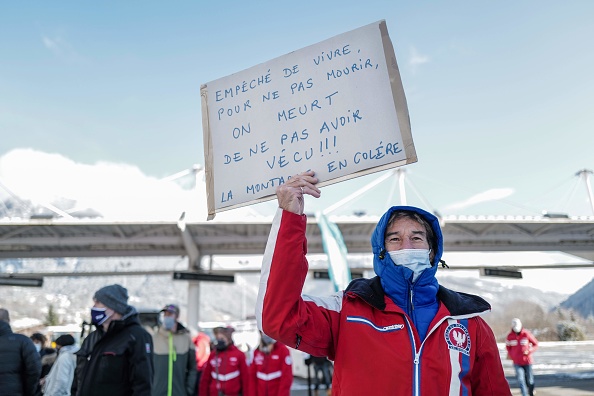 Une manifestation pour réclamer l'ouverture des remontées mécaniques, le 2 décembre à Bourg-Saint-Maurice. (OLIVIER CHASSIGNOLE/AFP via Getty Images)