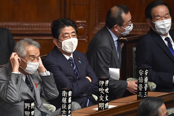 -L’ancien Premier ministre japonais Shinzo Abe assiste à une session plénière de la chambre basse du parlement à Tokyo, le 3 décembre 2020. Photo de Kazuhiro Nogi / AFP via Getty Images.