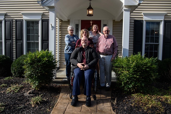 -Trois générations vivent ensemble dans la même maison à Potomac, Maryland, le 3 décembre 2020. Photo par Nicholas Kamm / AFP via Getty Images.