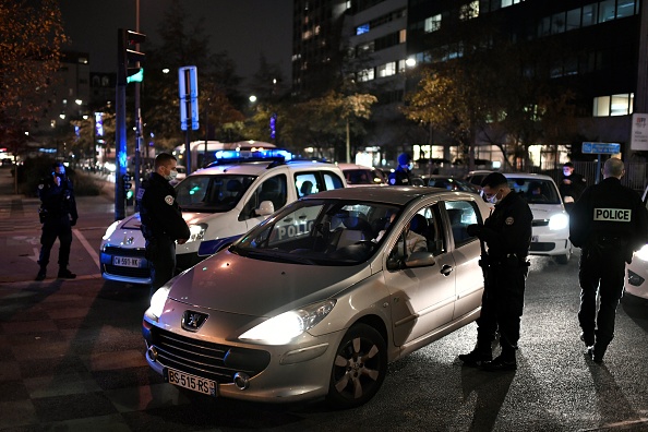 Des policiers ont procédé à des contrôles routiers au niveau de plusieurs portes du périphérique parisien, le 7 décembre 2020. (Photo : STEPHANE DE SAKUTIN/AFP via Getty Images)