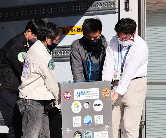 -Un conteneur contenant la capsule séparée de la sonde spatiale Hayabusa-2 est introduit dans l'Agence japonaise d'exploration aérospatiale le 8 décembre 2020. Photo par STR / JIJI PRESS / AFP via Getty Images.