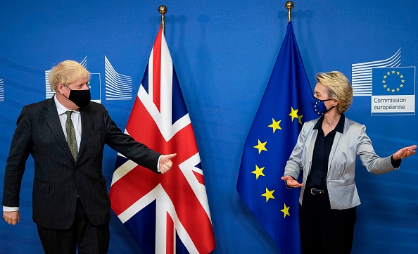 Le Premier ministre britannique Boris Johnson (à gauche) est accueilli par la présidente de la Commission européenne, Ursula von der Leyen, dans le bâtiment Berlaymont au siège de l'UE à Bruxelles le 9 décembre 2020, avant un dîner de travail pour les négociations post-Brexit. (Photo : AARON CHOWN/POOL/AFP via Getty Images)