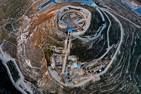 -Une vue aérienne de la forteresse d'Hérodium, avec le site de la tombe du roi Hérode et le théâtre, au sud-est de Bethléem en Cisjordanie. Photo de Menahem Kahana / AFP via Getty Images.