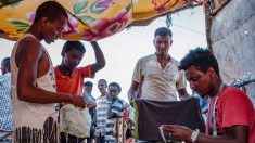 Soudan: un tailleur reprise les vêtements et le cœur des réfugiés du Tigré