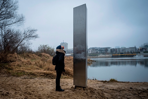 Un monolithe en métal  a surgi sur une rive de la Vistule, dans la capitale polonaise Varsovie. Des objets d'apparence similaire ont été trouvés aux États-Unis, en Roumanie et en Grande-Bretagne. (Photo : WOJTEK RADWANSKI/AFP via Getty Images)