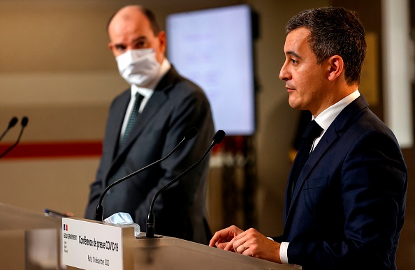 Le ministre de l'Intérieur Gerald Darmanin et le Premier ministre Jean Castex,  lors d'une conférence de presse sur les restrictions de lutte contre le Covid-19, à Paris, le 10 décembre 2020. (Photo : THOMAS SAMSON/POOL/AFP via Getty Images)