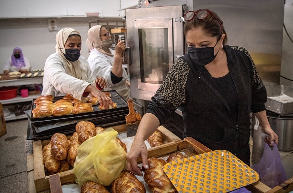 -Une femme juive marocaine remplit des sacs de pâtisseries pour servir les clients de la boulangerie casher « Madame Fhal » dans la ville portuaire marocaine occidentale de Casablanca, le 11 décembre 2020. Photo Fadel Senna /AFP via Getty Images.
