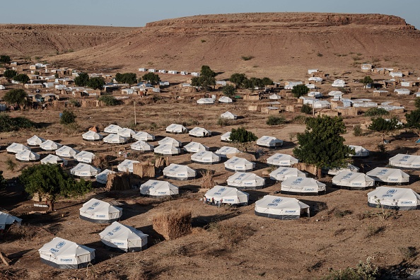 -Une vue générale du camp de réfugiés d'Um Raquba qui accueille des réfugiés éthiopiens qui ont fui le conflit du Tigray dans l'État soudanais de Gedaref, le 11 décembre 2020. Photo par Yasuyoshi Chiba / AFP via Getty Images.