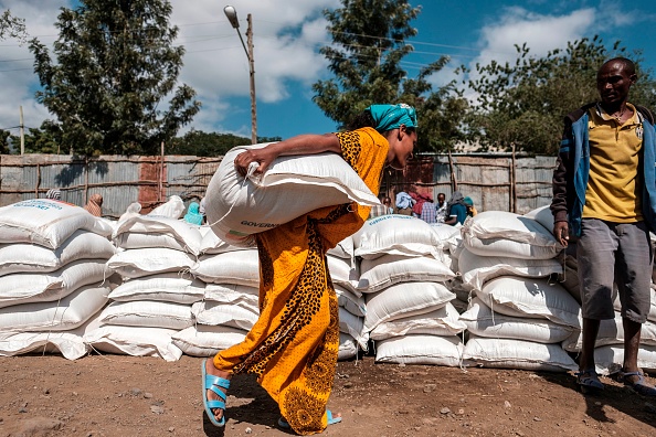 -Une femme porte un sac de blé lors d'une distribution de vivres organisée par le gouvernement éthiopien dans la ville d'Alamata, en Éthiopie, le 11 décembre 2020. Photo de Eduardo Soteras/ AFP via Getty Images.