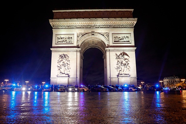 Des policiers français manifestent devant l'Arc de Triomphe, place de l'Etoile à Paris, le 14 décembre 2020   (GEOFFROY VAN DER HASSELT/AFP via Getty Images)