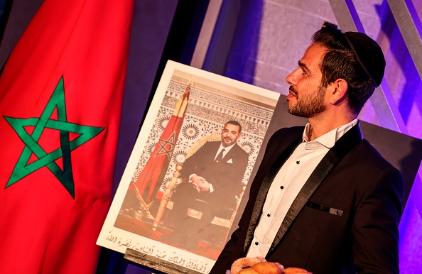 -Un membre de la communauté juive marocaine est photographié lors d'une cérémonie le cinquième soir de la fête juive d’Hanoukka le 14 décembre 2020 à Casablanca. Photo par Fadel Senna / AFP via Getty Images.