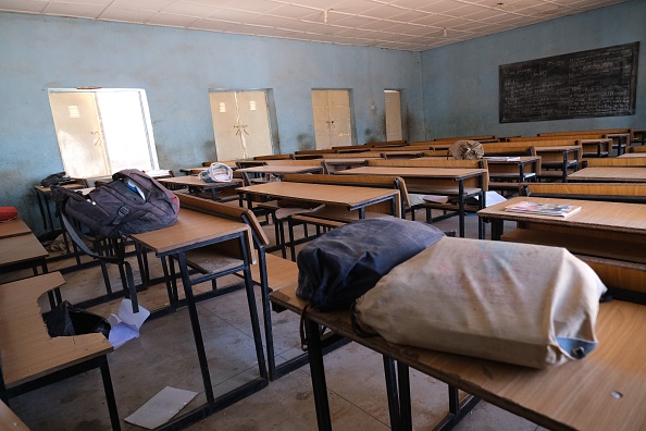 -Une salle de classe vide avec des cartables appartenant à des élèves de l'école des sciences du gouvernement où des hommes armés ont enlevé des étudiants, à Kankara, dans le nord-ouest de l'État de Katsina, au Nigeria, le 15 décembre 2020. Photo par Kola Sulaimon / AFP via Getty Images.