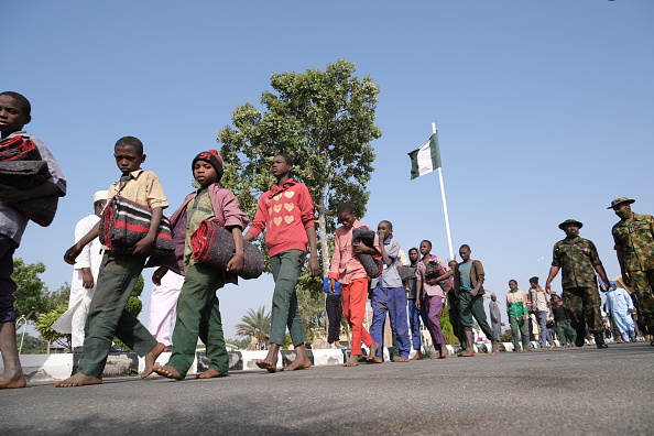 -Des élèves libérés de l'école secondaire des sciences du gouvernement, à Kankara, dans le nord-ouest de l'État de Katsina, au Nigéria, le 18 décembre 2020. Photo de Kola Sulaimon / AFP via Getty Images.