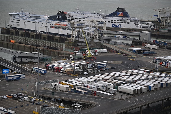 Les camions attendent de monter à bord de ferries amarrés au port de Douvres sur la côte sud de l'Angleterre le 18 décembre 2020. Les importateurs britanniques souffrent de retards à Felixstowe et à Southampton et on craint des retards importants à Douvres à partir de la nouvelle année. (Photo : BEN STANSALL/AFP via Getty Images)
