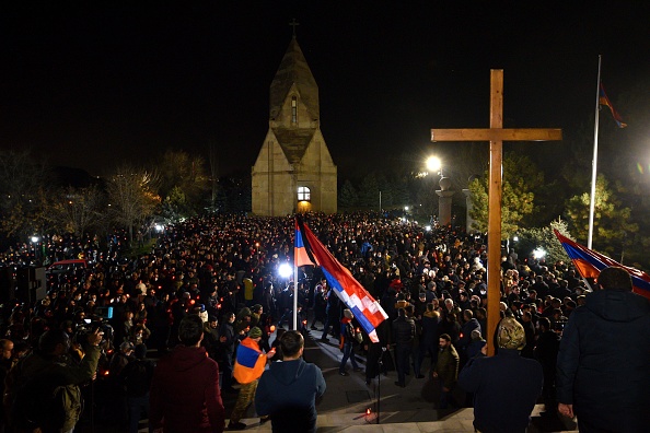 Des Arméniens tenant des bougies assistent à une cérémonie pour commémorer ceux qui sont morts dans les guerres du Karabakh à Erevan le 18 décembre 2020. Photo de Karen Minasyan / AFP via Getty Images.-
