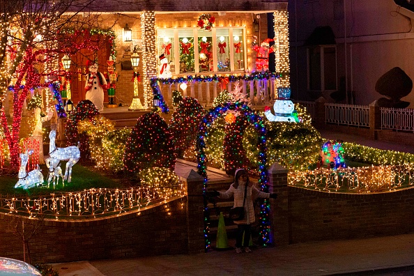 -Les maisons sont décorées pour Noël dans le quartier de Brooklyn de Dyker Heights le 15 décembre 2020 à New York. Photo par Kena Betancur / AFP via Getty Images.