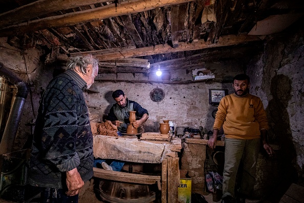 -Le potier syro-arménien Misak Antranik Petros travaille avec ses fils Anto et Erevan dans son atelier situé à l'intérieur d'une ancienne maison en briques de terre crue près de la ville de Qamishli, le 19 décembre 2020. Photo par Delil Souleiman / AFP via Getty Images.