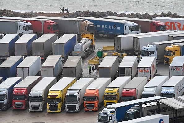 Des camions qui font la queue attendent de continuer leur voyage après que la France a fermé ses frontières avec le Royaume-Uni en raison de la propagation rapide d'une nouvelle souche de coronavirus. (Photo :  JUSTIN TALLIS/AFP via Getty Images)