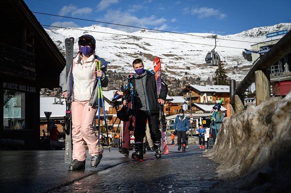 Les skieurs se promènent dans la station alpine de Verbier, bien connue des skieurs britanniques, le 22 décembre 2020. (Photo : FABRICE COFFRINI/AFP via Getty Images)