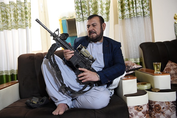 -L’ancien chef de la police du district de Panjwai, le sultan Mohammad Hakimi, s'est donné pour mission de donner aux anciens combattants et responsables talibans la possibilité de réintégrer la vie du village. (Photo par Wakil Kohsar / AFP via Getty Images)