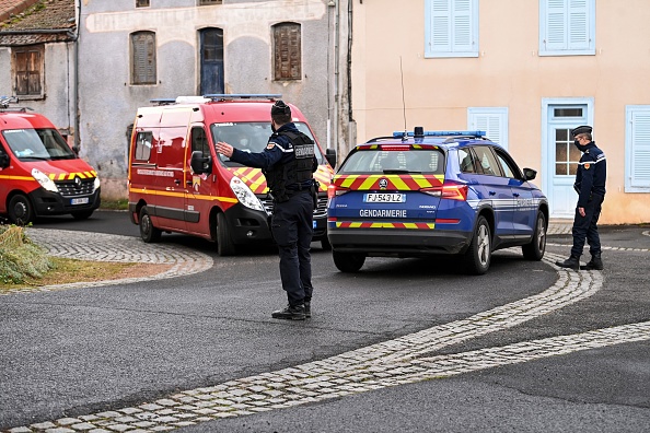 Trois gendarmes ont été tués et un quatrième blessé par un homme armé qu'ils avaient affronté en réponse à un appel à la violence domestique à Saint-Just, dans le centre de la France, le 23 décembre 2020. (OLIVIER CHASSIGNOLE/AFP via Getty Images)
