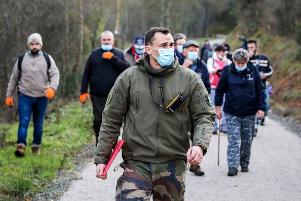 Battue citoyenne dans les bois de Milhars, le 23 décembre 2020, pour rechercher Delphine Jubillar, une femme disparue depuis le 15 décembre, à Cagnac, les Mines près d'Albi. (Photo :FRED SCHEIBER/AFP via Getty Images)