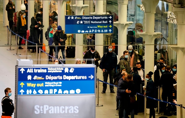 -Les passagers arrivent au hall des départs internationaux de l'Eurostar de la gare internationale de St Pancras à Londres le 23 décembre 2020. Photo par Tolga Akmen / AFP via Getty Images.