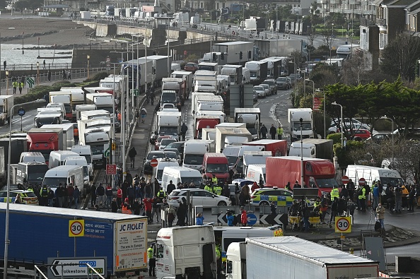 Les chauffeurs se tiennent avec leurs camions de fret bloquant l'entrée du port de Douvres dans le Kent, dans le sud-est de l'Angleterre, le 23 décembre 2020. Photo Justin Tallis / AFP via Getty Images.