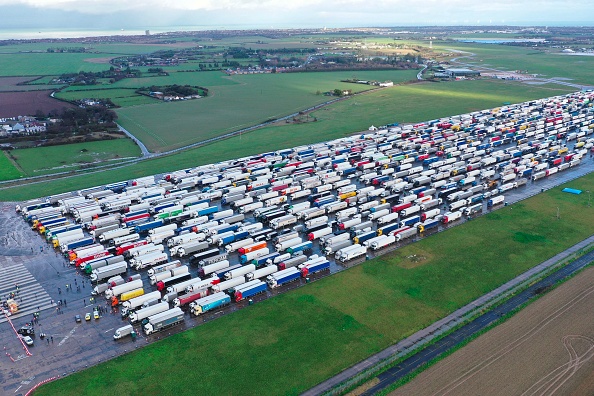 Des milliers de camions coincés sur le tarmac d'un aéroport au Royaume-Uni le 23 décembre 2020. (WILLIAM EDWARDS/AFP via Getty Images)