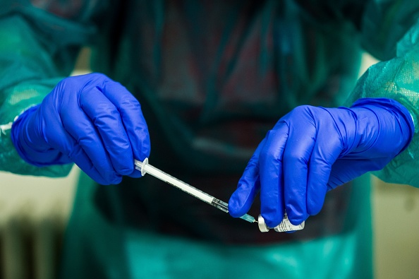 -Les premières personnes reçoivent une vaccination le 26 décembre 2020 à l'hôpital universitaire de Nitra, dans l'ouest de la Slovaquie. Photo par Vladimir Simicek / AFP via Getty Images