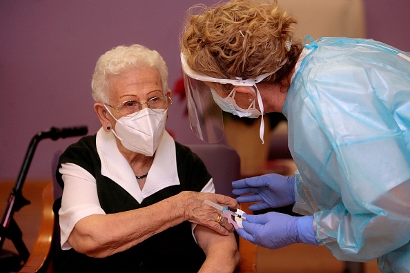 -Araceli Hidalgo, 96 ans, résidente de la maison de retraite pour personnes âgées Los Olmos en Espagne, reçoit une première dose du vaccin Pfizer-BioNTech Covid-19 le 27 décembre 2020. Photo Pepe Zamora / POOL / AFP via Getty Images.