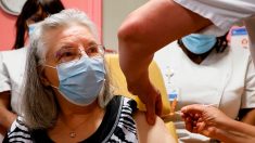 Début de la campagne de vaccination Covid-19 : Mauricette, 78 ans, a reçu la première dose de vaccin en France