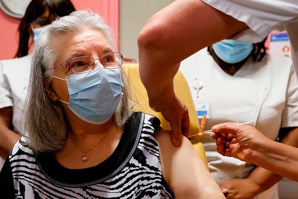 Mauricette a été la première personne à recevoir une dose du vaccin contre le Covid-19 en France. (Photo : THOMAS SAMSON/AFP via Getty Images)