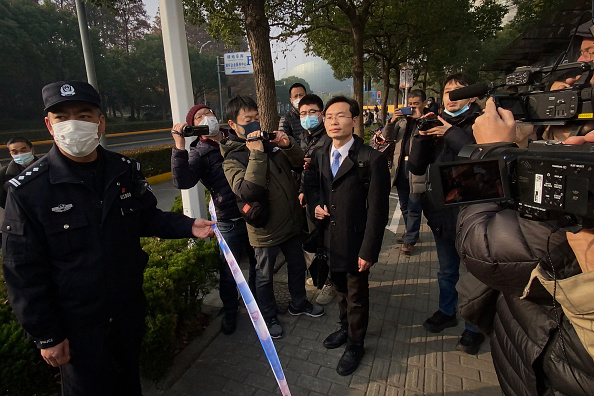 L'avocat Zhang Keke représente la journaliste chinoise Zhang Zhan qui a rendu compte de l'épidémie de Covid-19 à Wuhan, devant le tribunal populaire de Shanghai le 28 décembre 2020. (Photo : Leo Ramirez / AFP via Getty Images)